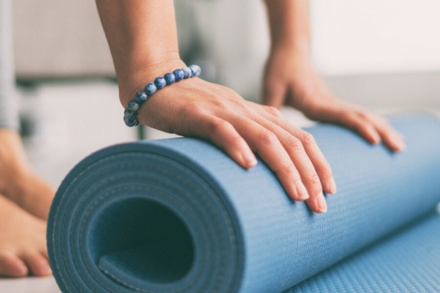 Derouler le tapis de yoga