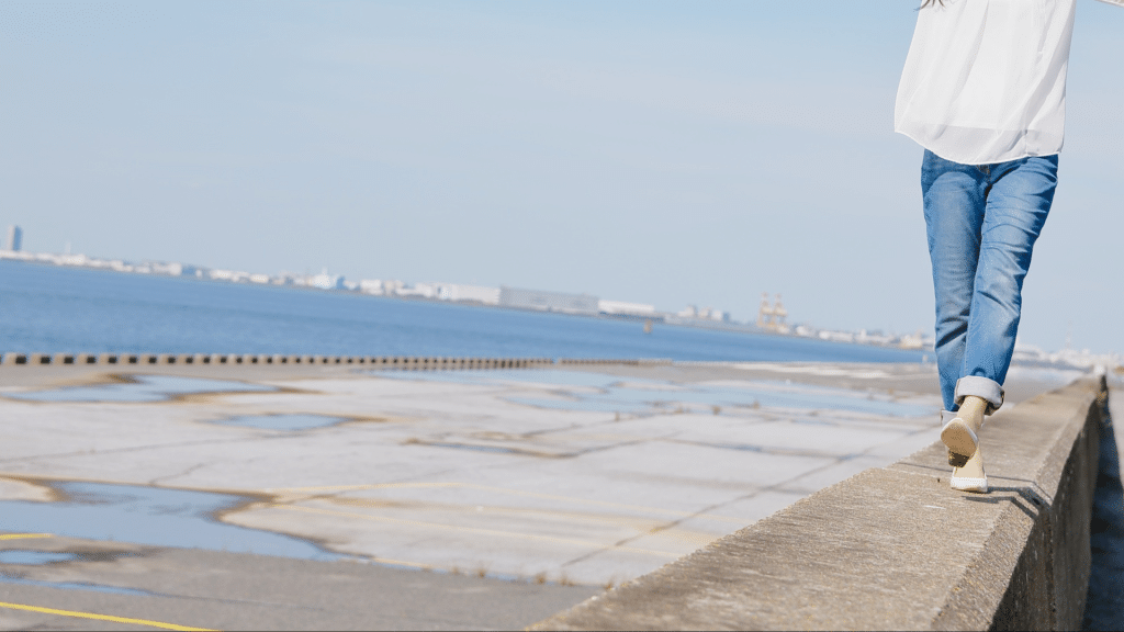 Exercices jambes croisées pour l’équilibre