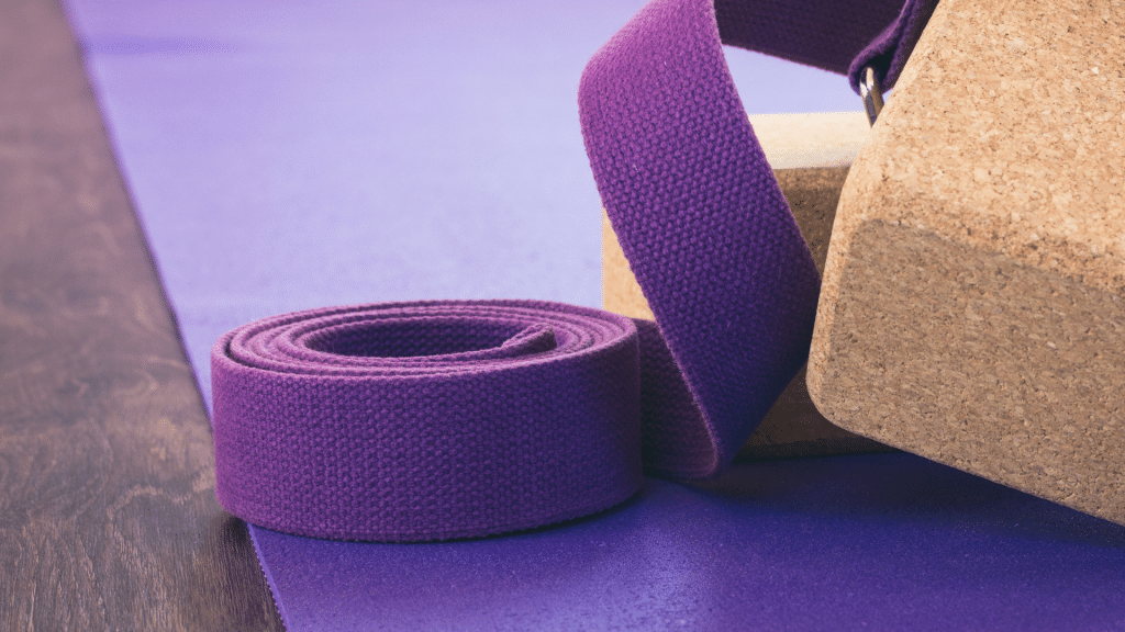 Faire du yoga avec des accessoires
