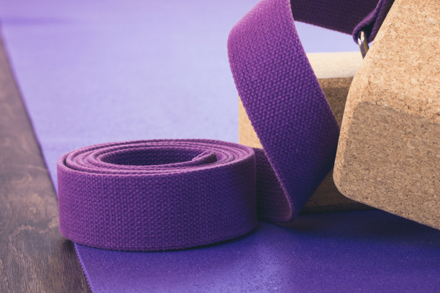 Faire du yoga avec des accessoires