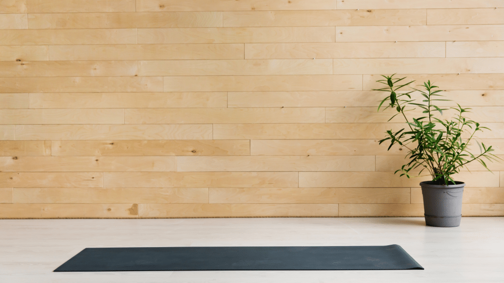 Petite séance d’étirements contre un mur