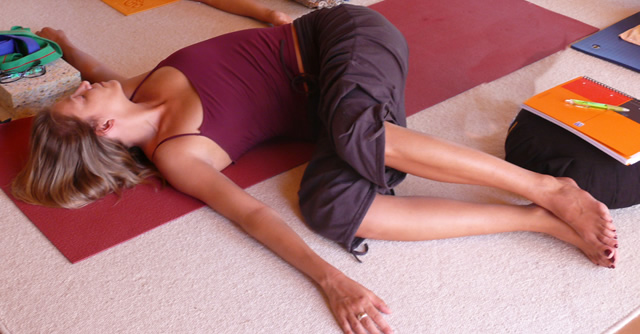 alexa cours yoga jathara parivritta2