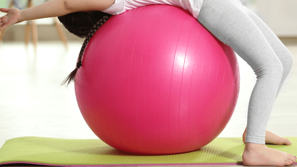 Travail postural avec un ballon de gymnastique