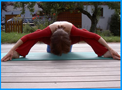 yogamrita flexion avant ecart coussin2
